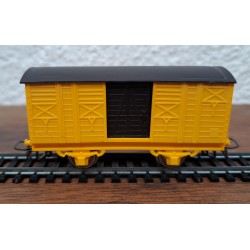 Vagón de carga amarillo...
